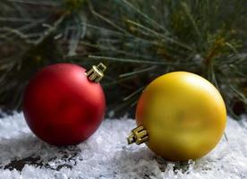 bola de navidad en decoración de madera foto