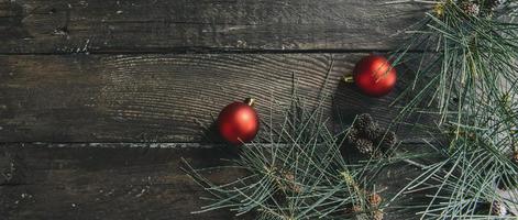 bola de navidad en decoración de madera foto