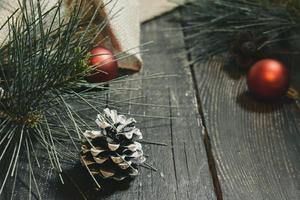 bola de navidad en decoración de madera foto