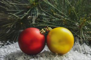 bola de navidad en decoración de madera foto