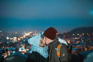 pareja en el fondo del paisaje urbano por la noche foto