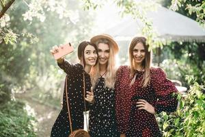 tres chicas en un parque de verano foto