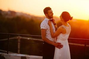 hermosa pareja en la ciudad foto