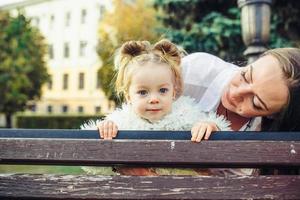 madre e hija pequeña en un parque foto