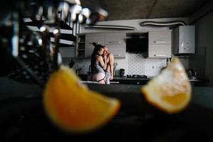 hombre y mujer en la cocina foto