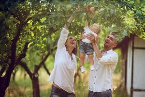 familias con un niño en el jardín de verano foto