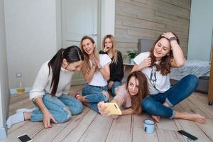 girls on the floor make selfie photo