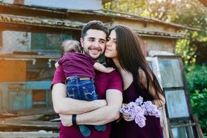 familia joven con un niño en la naturaleza foto