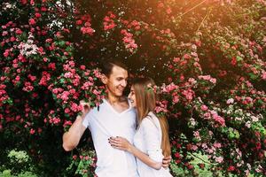 joven pareja feliz enamorada al aire libre foto