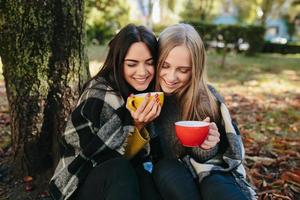 dos hermosas en el parque, posando para la cámara foto