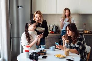 grupo de mujeres en la cocina foto