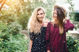 dos chicas en un parque de verano foto