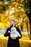 papá e hijo recién nacido en el parque de otoño foto