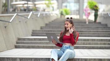 Girl Influencer nimmt auf und erstellt Inhalte für soziale Medien video