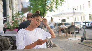 bellissimo donna a bar all'aperto tavolo video