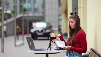 flicka bloggare influencer utomhus skapande innehåll för social media video