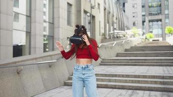 flicka bloggare influencer utomhus skapande innehåll för social media video