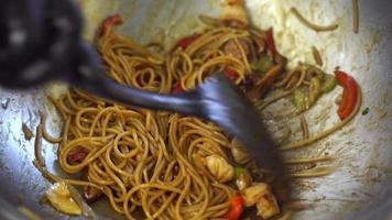 spaghetti matlagning i en wok video