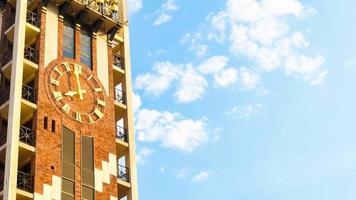 batumi, georgia, 2022 - cerrar el lapso de tiempo de la torre del reloj en la plaza de la plaza con la estrecha calle del casco antiguo video