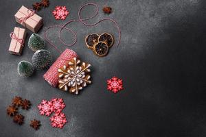 deliciosas galletas de jengibre con miel, jengibre y canela. composición de invierno foto