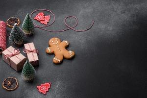 deliciosas galletas de jengibre con miel, jengibre y canela. composición de invierno foto