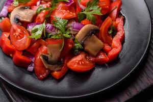 una ensalada de champiñones al horno, tomates, cebollas, perejil, especias y hierbas foto