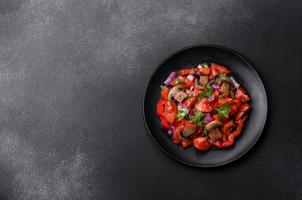 una ensalada de champiñones al horno, tomates, cebollas, perejil, especias y hierbas foto
