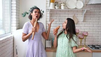 amigas con vestidos pasan tiempo en casa, tiempo de navidad video