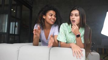 ragazza amici indossare vestiti trascorrere tempo a casa, Natale tempo video