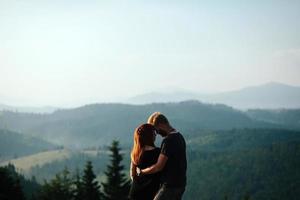 foto de una pareja en la montaña