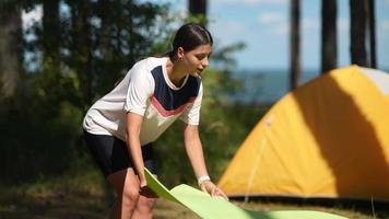 yoga ragazza a il parco video