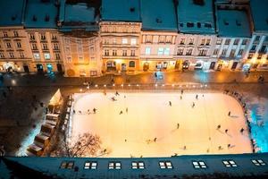 pista de patinaje sobre hielo en la plaza foto