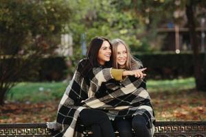 dos hermosas en el parque, posando para la cámara foto