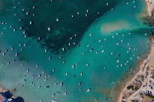 hermosa bahía turquesa en formentera, vista aérea. foto