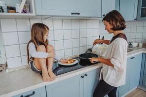 familia feliz cocinar juntos en la cocina foto