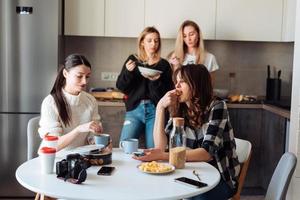 grupo de mujeres en la cocina foto