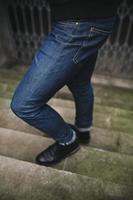 piernas de hombre vestidas con jeans en escaleras auténticas foto