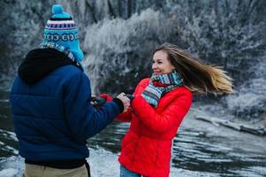 hermosa pareja divirtiéndose en el muelle foto