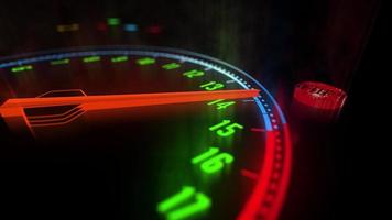 velocímetro do carro atingindo a velocidade mais alta, condução extremamente rápida, closeup do velocímetro do carro de corrida de aceleração. video