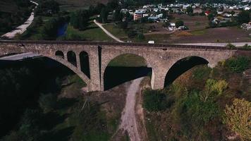 toma aérea del puente ferroviario de piedra foto