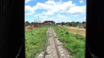 il paesaggio di il in viaggio linee ferroviarie di Tailandia. video