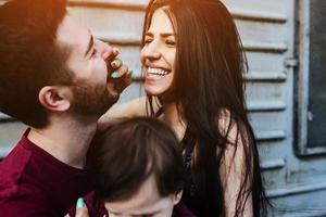 familia joven con un niño foto