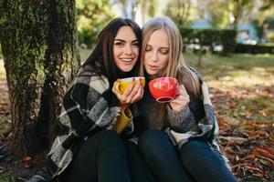 dos hermosas en el parque, posando para la cámara foto