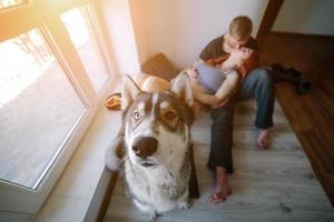 familia joven y perro foto