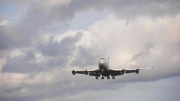 moscou, federação russa 12 de setembro de 2020 - rossiya airlines boeing 747 ei xli pousando no aeroporto internacional de sheremetyevo. video