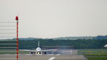 Düsseldorf, Tyskland juli 22, 2017 - almasria universell flygbolag flygbuss 320 su tce taxning efter landning, och turkiska flygbolag flygbuss a330 i retro livré sväng landningsbanan. Düsseldorf flygplats, Tyskland video