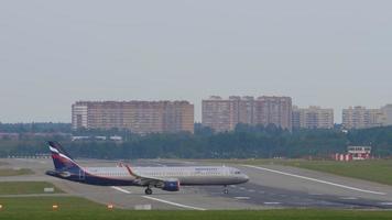 moscou, fédération de russie 12 septembre 2020 - aeroflot russian airlines airbus a320 vp bew m. zoshchenko roulait vers la piste pour partir de l'aéroport international sheremetyevo. video