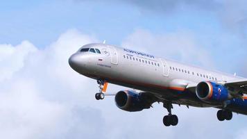 moscou, fédération de russie 12 septembre 2020 - aeroflot russian airlines a320 200 r. Rozhdestvensky vp bth en approche finale avant d'atterrir sur la piste 24l à l'aéroport international sheremetievo video