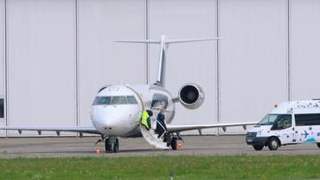 kazan, federación rusa 14 de septiembre de 2020 - miembro de la tripulación de mantenimiento revisando el avión privado antes de la salida. aeropuerto internacional de kazán, tatarstán video