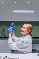 investigadora médica o científica femenina mirando un tubo de ensayo en un laboratorio. foto